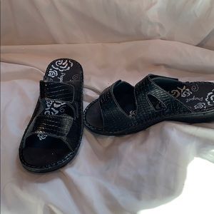 Propet Women's Black Velcro Leather Sandals (used)